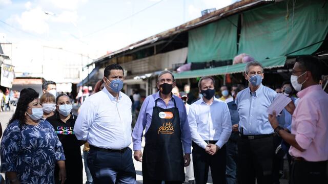 Diego Sinhue y comerciantes