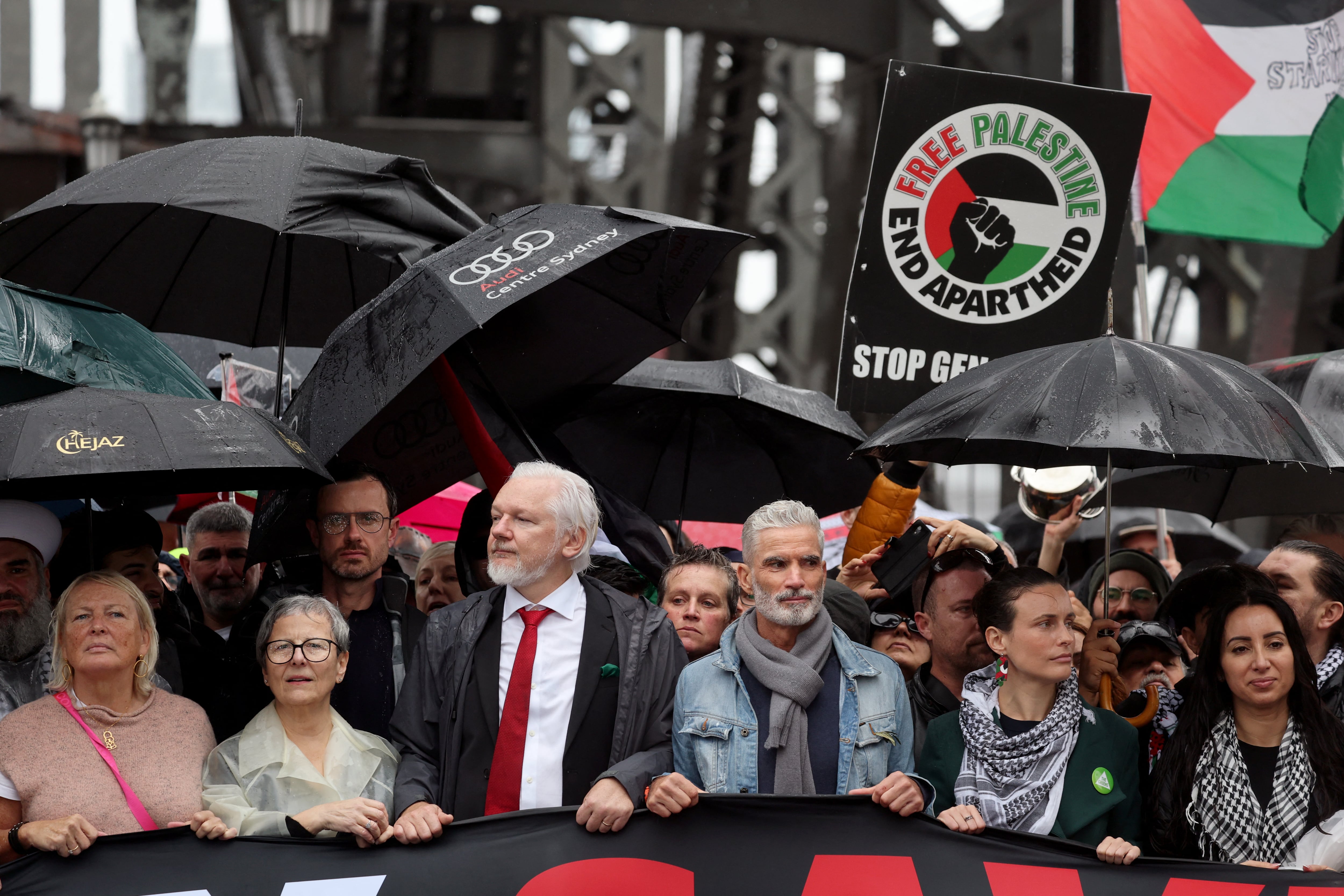 Julian Assange reaparece para liderar “Marcha por la Humanidad” en Australia en apoyo a Palestina