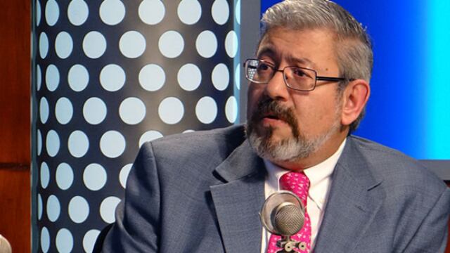 Macario Schettino, un entusiasta adulador de Ricardo Anaya, insulta: “Burros. Eso no es encuesta. Validez cero...”.