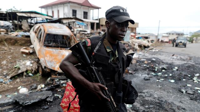 Imagen de archivo de un soldado de élite patrullando una zona anglófona de Camerún.