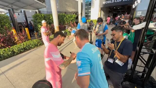 Conductor de TUDN le pide a Messi que le firme el brazo para hacerse un tatuaje.