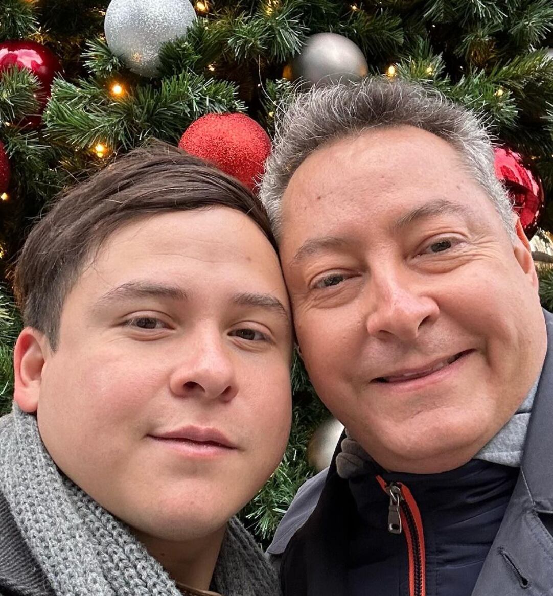 Beto Castillo, ex maestro de La Academia, con su novio