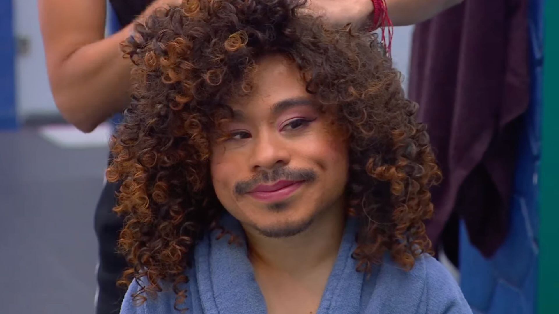 Memes de El Abelito con peluca de chinos desataron una ola de comparaciones con famosas