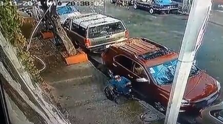 Hombre en silla de ruedas roba