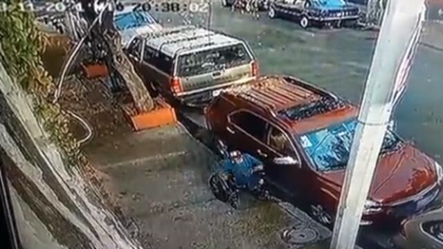 Hombre en silla de ruedas roba