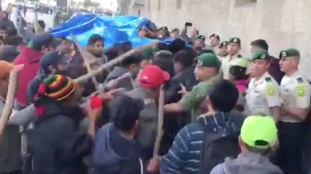 Agresión de manifestantes a policías militares