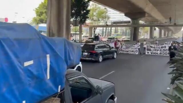 Manifestantes cierran carriles centrales del Periférico en la CDMX en dirección a Paseo de la Reforma