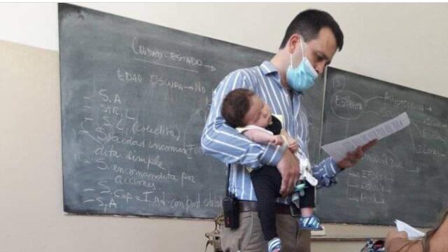 Maestro carga al bebé de su alumna para que ella tome clase