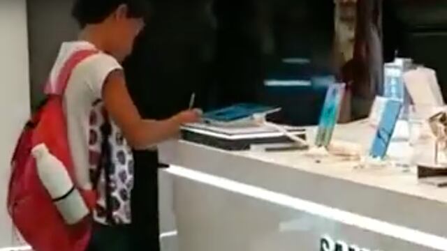 Niño haciendo la tarea en la tienda