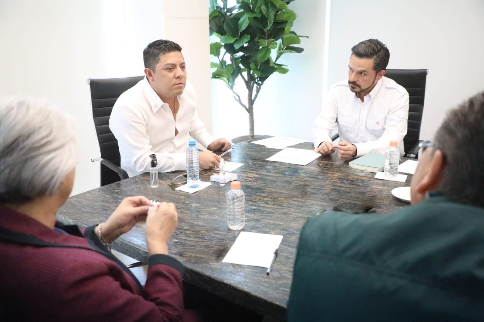 Ricardo Gallardo y Zoé Robledo