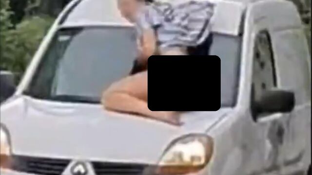 Tras pelear con su novio, mujer salta al cofre del auto en movimiento