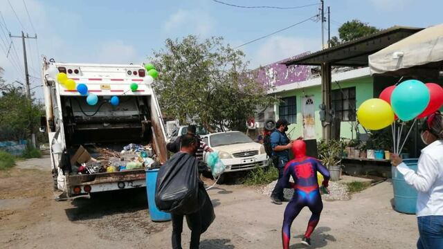 Recolectores de basura se disfrazan por el Día del Niño