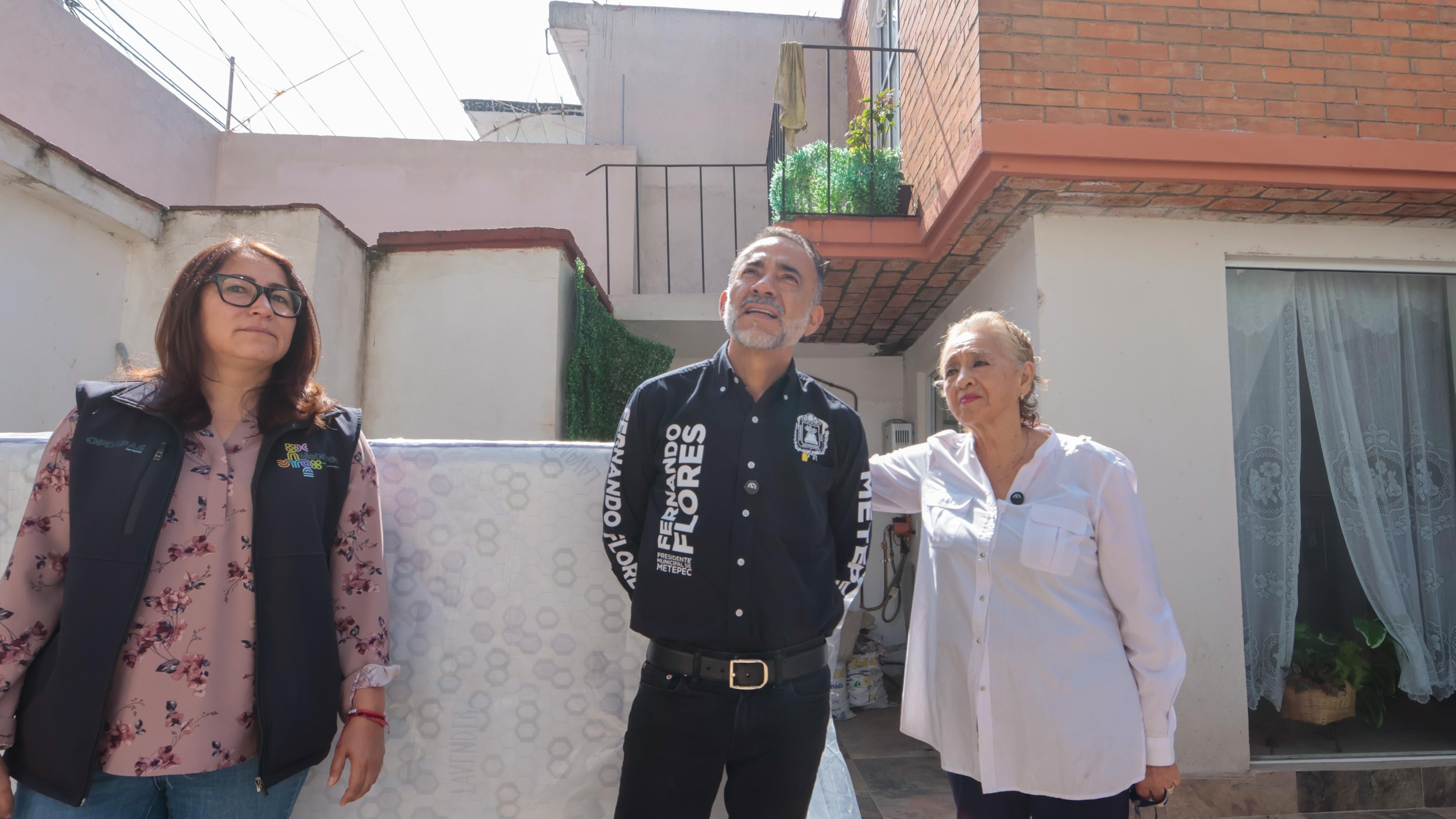 Fernando Flores entregó apoyos a familias afectadas por la lluvia en Metepec