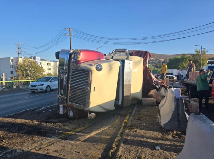Tráiler con huevos vuelca frente al Panteón Jardines del Recuerdo en Tlalnepantla