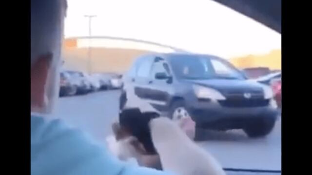 Se debaten en un piedra, papel o tijera por un lugar de estacionamiento.