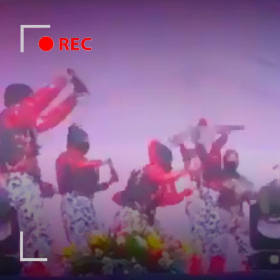 Estudiantes causan polémica en Michoacán por acto con armas largas