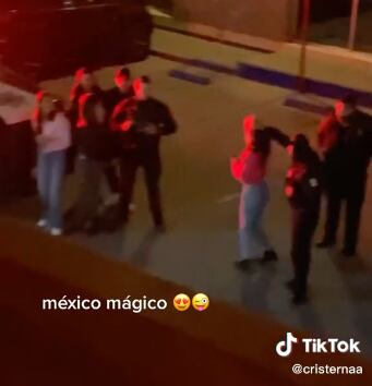 Joven saca a bailar a un policía durante una fiesta