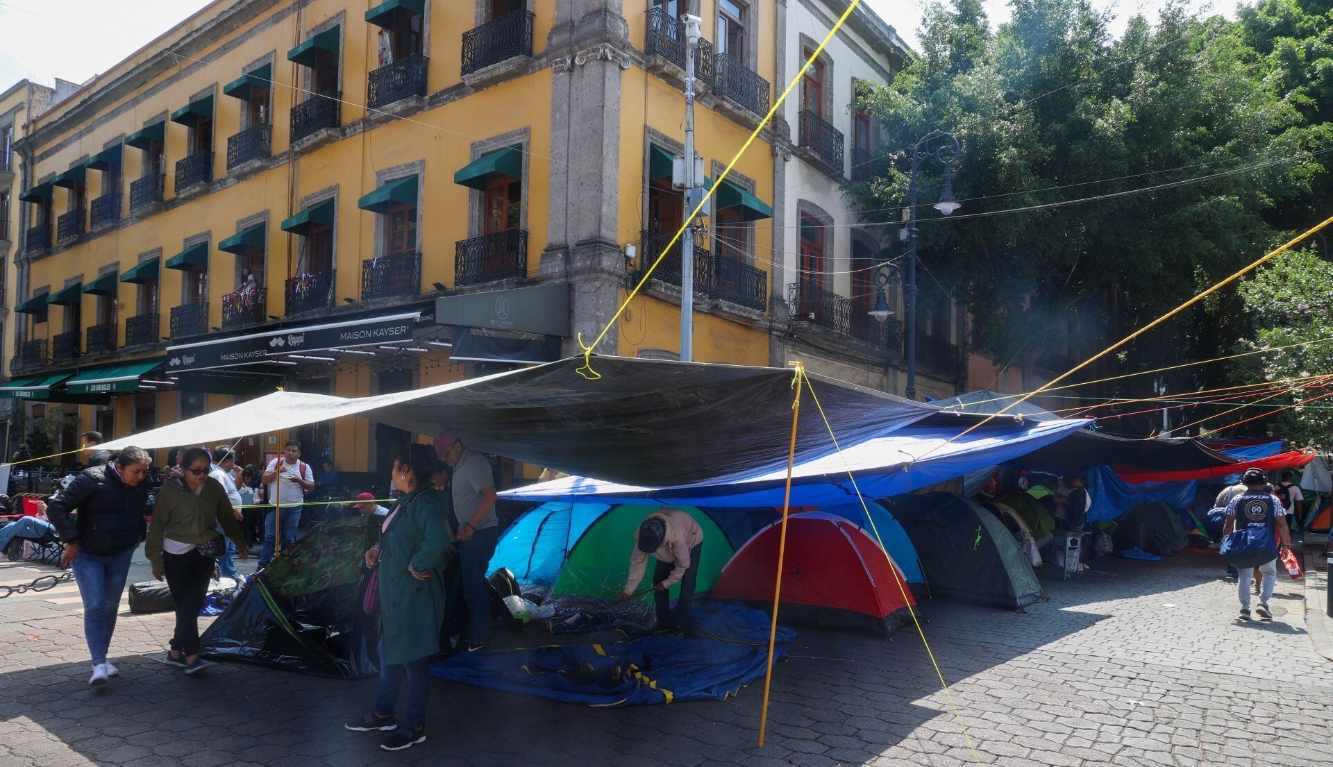 Plantón de la CNTE se extiende a Bolívar y Madero en el Centro Histórico