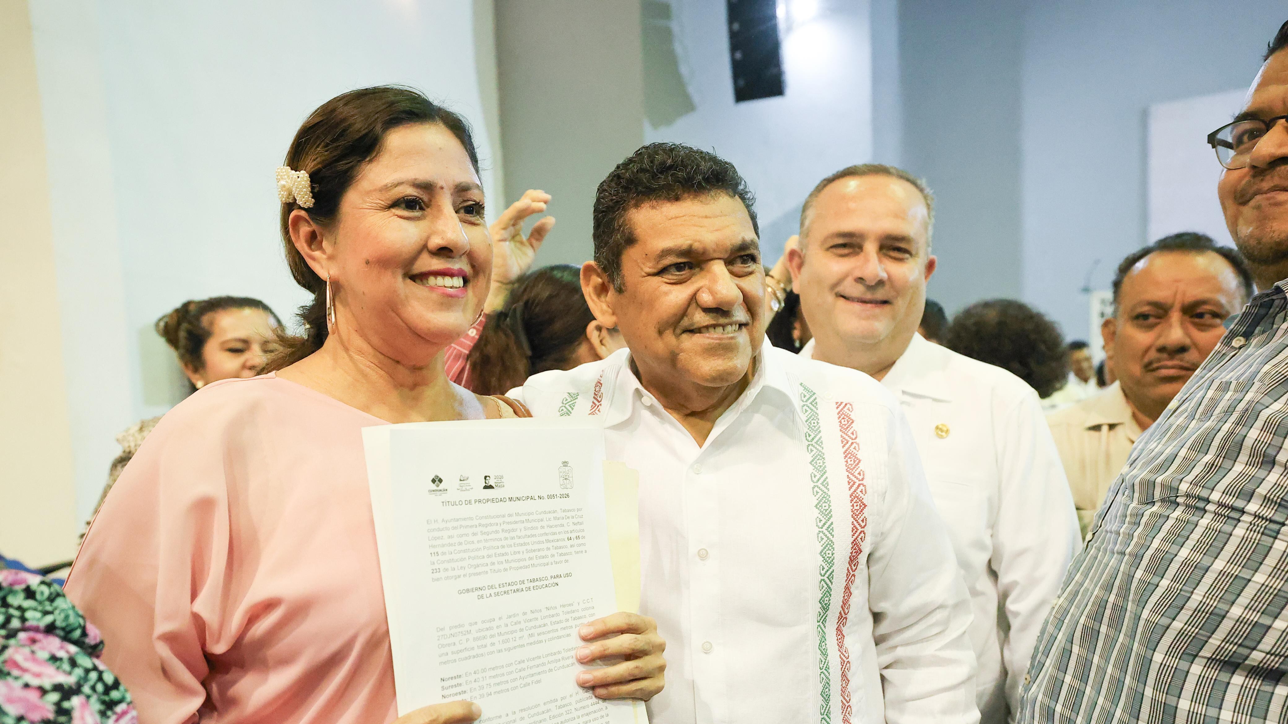 Javier May entrega escrituras a 275 escuelas en Tabasco y suma 404 planteles regularizados