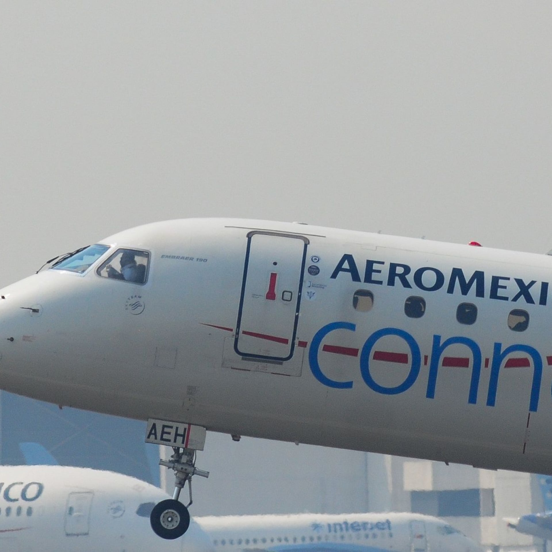 Aeroméxico y Volaris caen en la BMV por alza en precios del petróleo