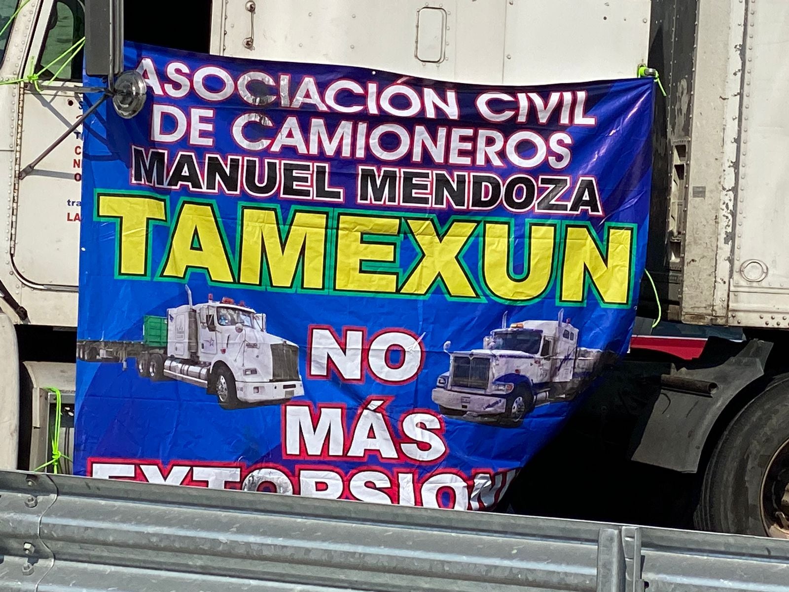 Transportistas bloquean vialidades