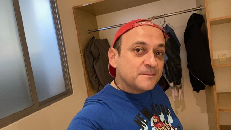 A Lalo España se le murieron sus papás antes de que les dijera que es gay