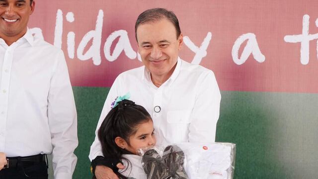 Alfonso Durazo cumple con entrega de más de 440 mil uniformes gratuitos