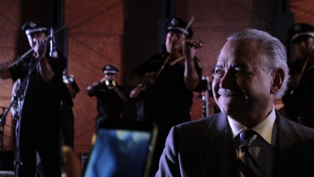 Restriega Raúl Salinas exoneración con carro de lujo en evento público