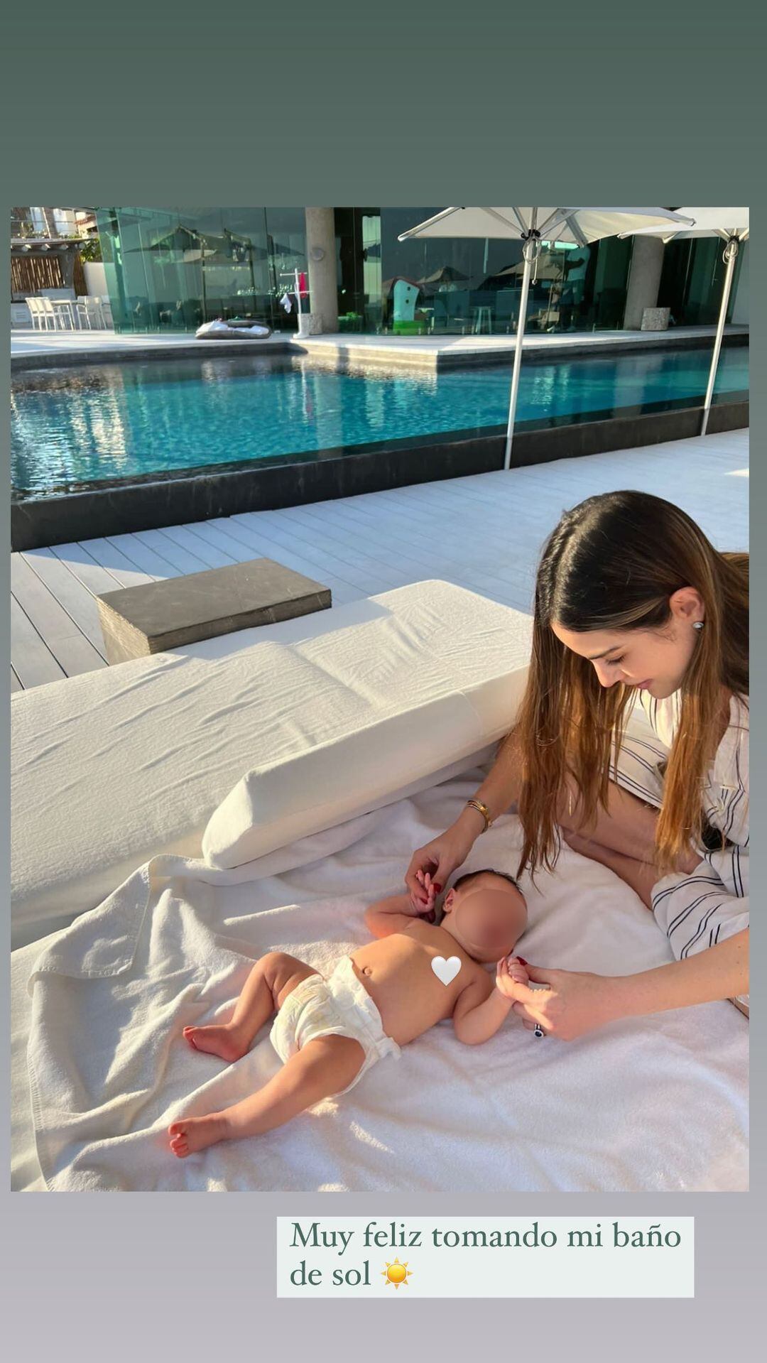 Ximena Navarrete con su bebé