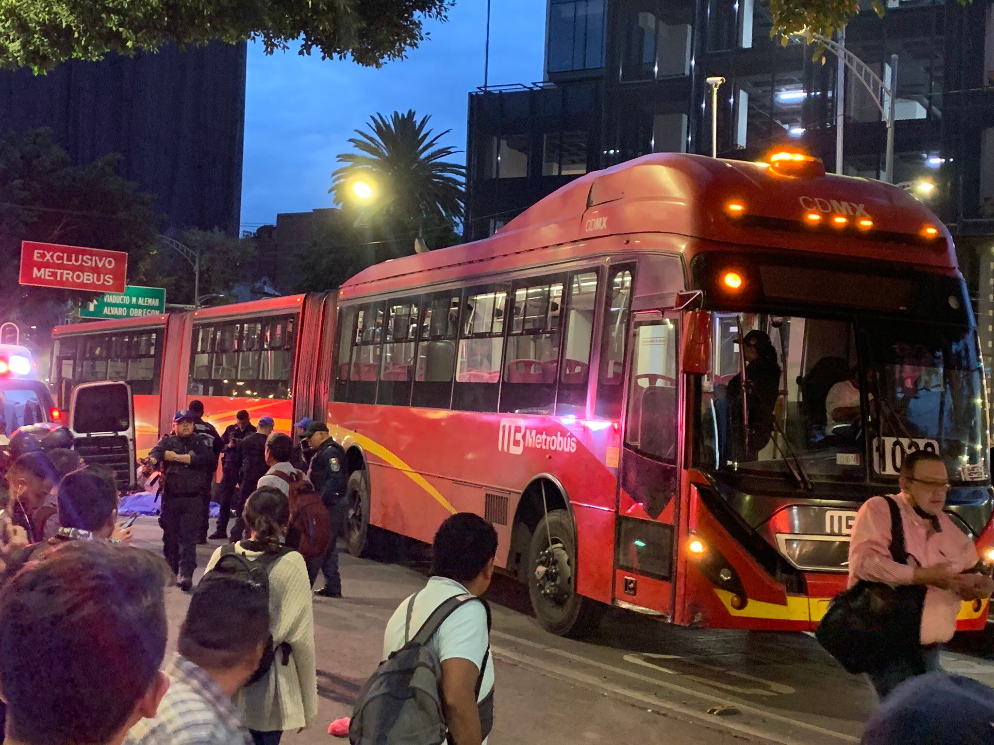 Metrobús choca con motocicleta en Avenida Insurgentes