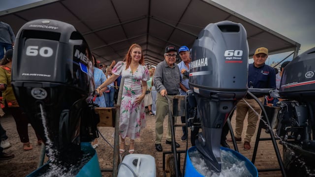 Rubén Rocha entrega motores y pangas a cooperativas pesqueras