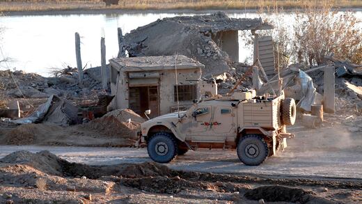 Ejército de EU saldrá de Siria; Trump presume derrota del EI