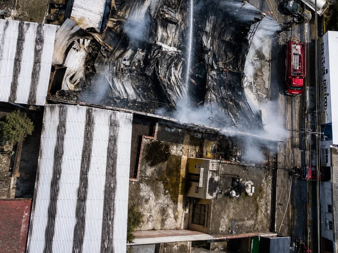 Bomberos de Toluca sofocan incendio en bodega de desechos industriales.