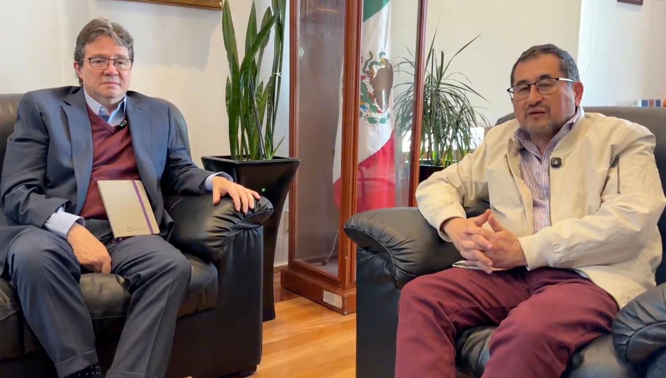 César Cravioto con abogado de Refugio Franciscano