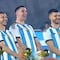 Dibu Martínez vuelve a hacer seña obscena con el trofeo del Mundial; ex del Club América le hizo segunda