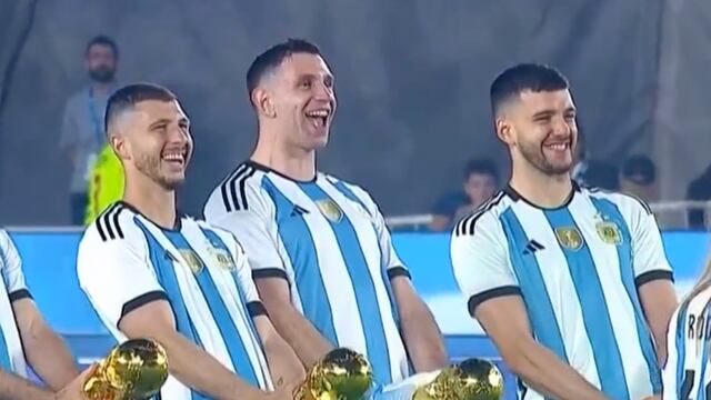 Dibu Martínez volvió a hacer gesto obsceno.