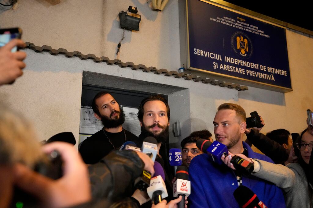 Andrew Tate y su hermano saliendo de la cárcel