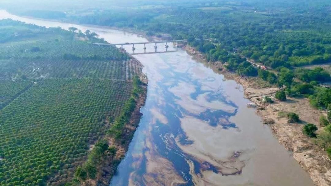 Pemex limpia río Pantepec en Álamo, Veracruz tras denuncias de daño ambiental