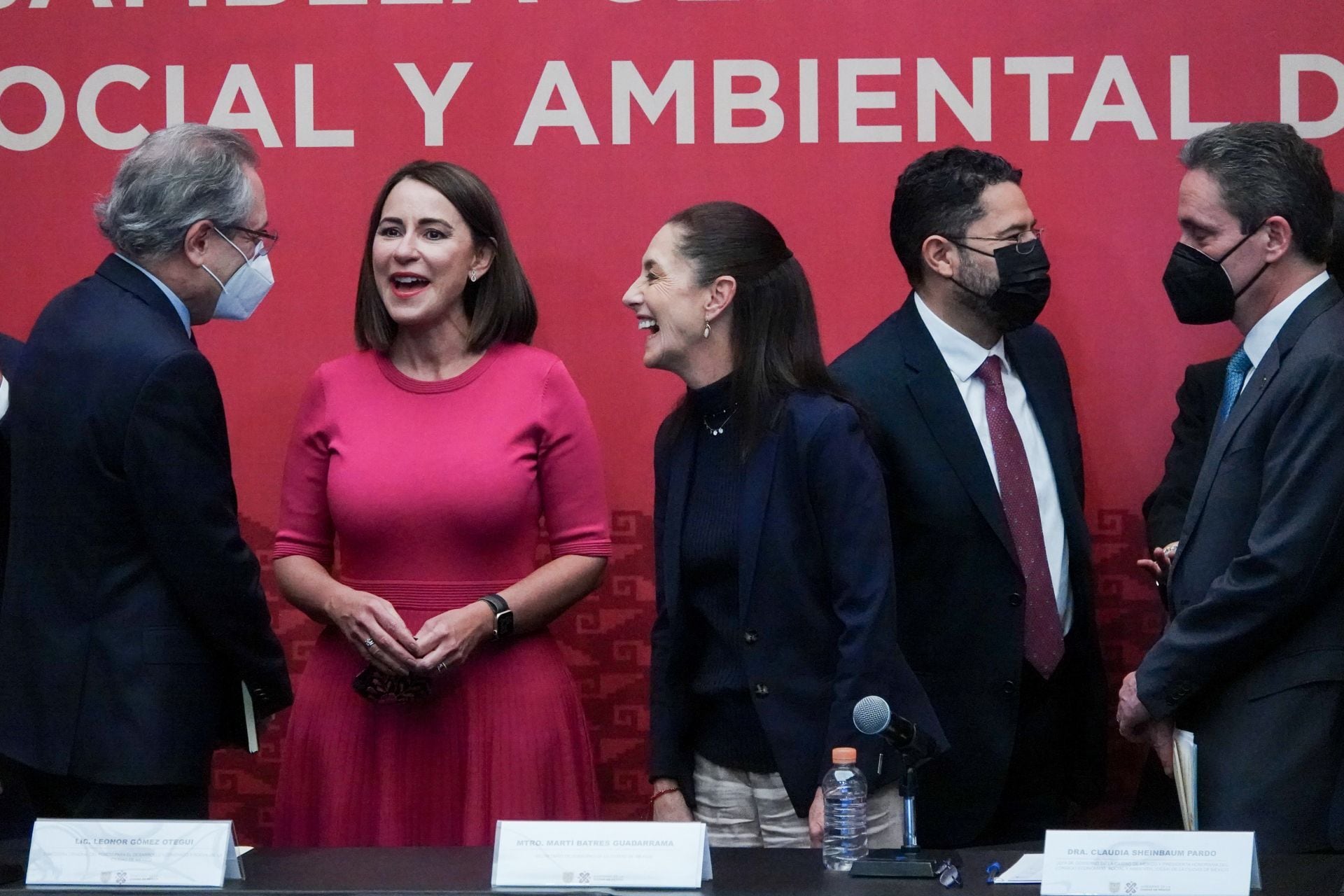 Antonio Del Valle Perochena, presidente del Consejo Mexicano de Negocios; Leonor Gómez Otegui, titular del Consejo Económico Social y Ambiental de la Ciudad de México (CESA); Claudia Sheinbaum; Martí Batres Guadarrma, secretario de gobierno de la capital