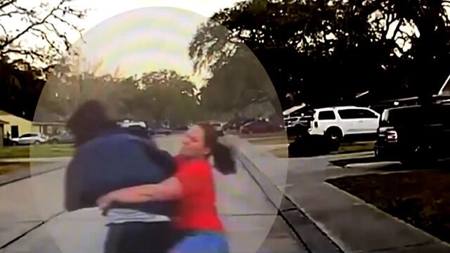 Mujer taclea a joven