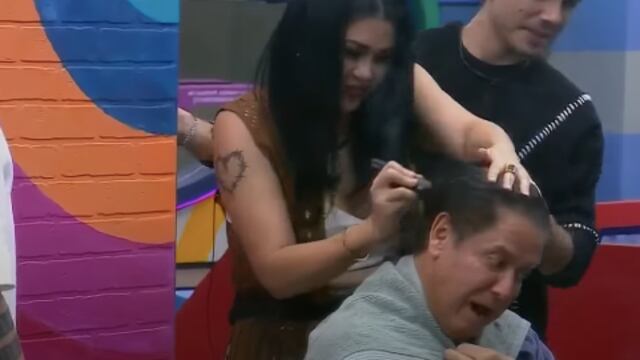 Gomita le corta el cabello a Mario Bezares