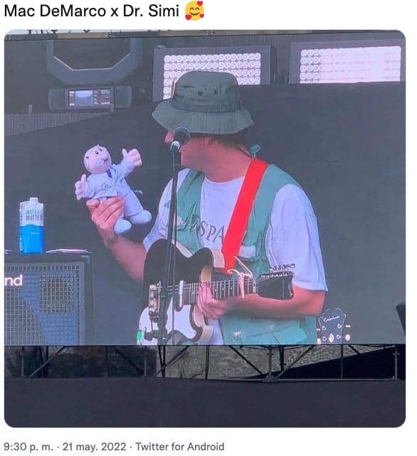 Mac DeMarco con un peluche del Dr. Simi