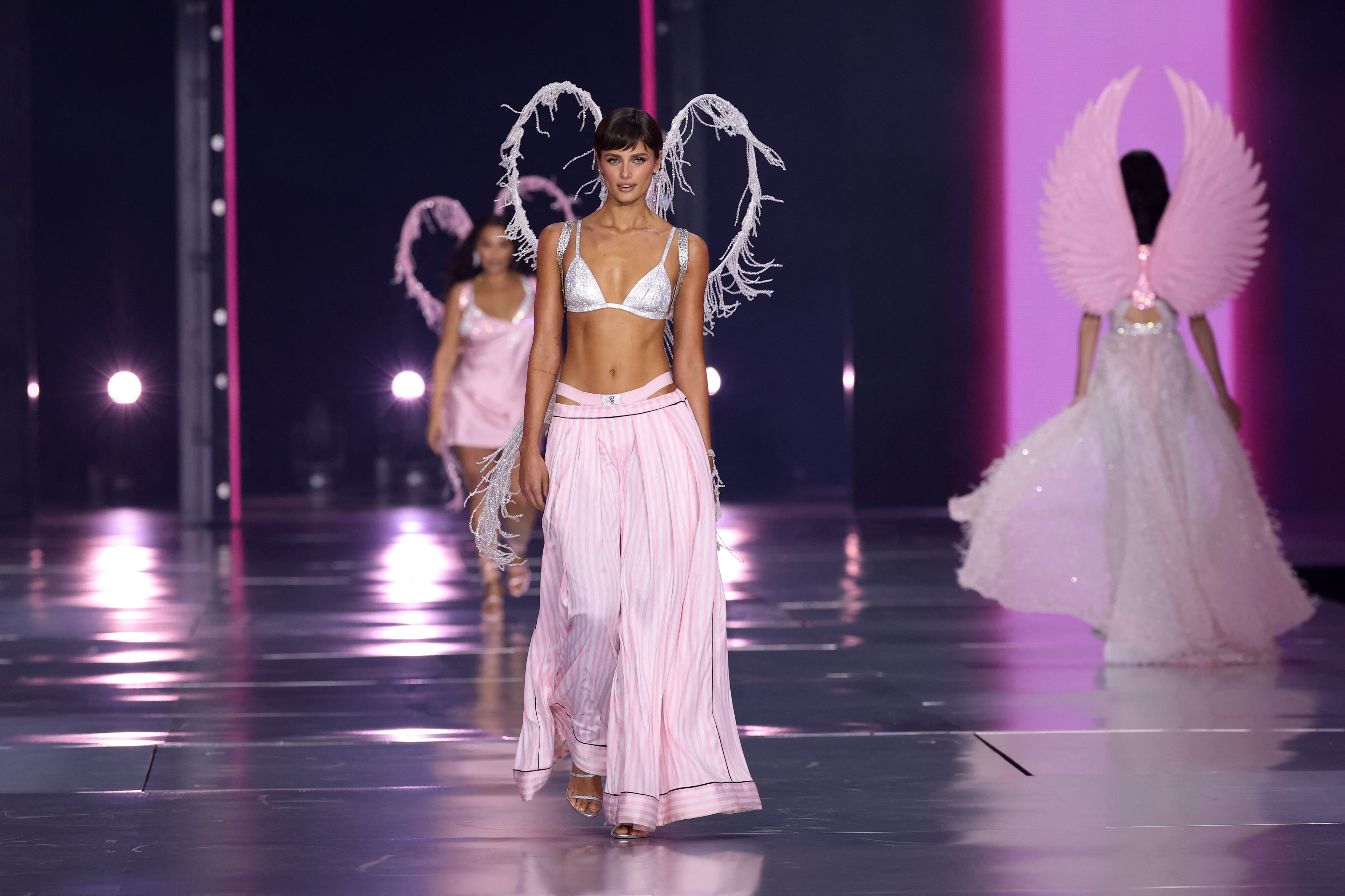 Taylor Hill en Victoria's Secret Fashion Show 2024