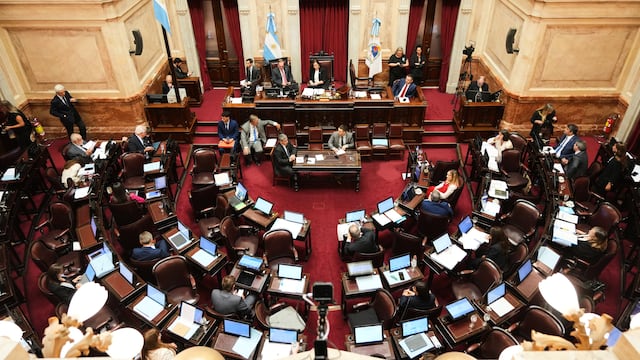 Argentina aprueba polémica reforma laboral con jornadas de 12 horas