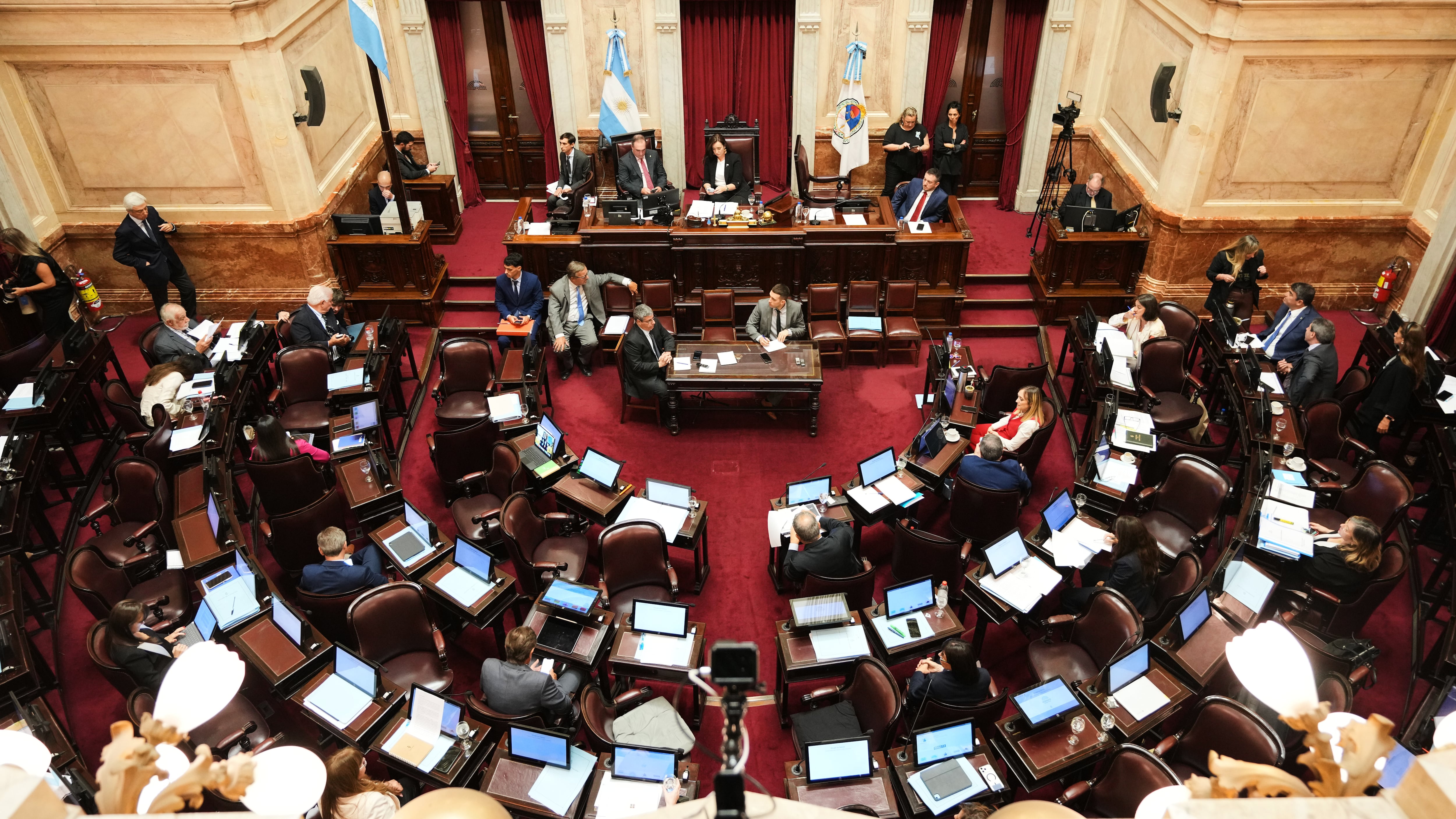 Argentina aprueba polémica reforma laboral con jornadas de 12 horas