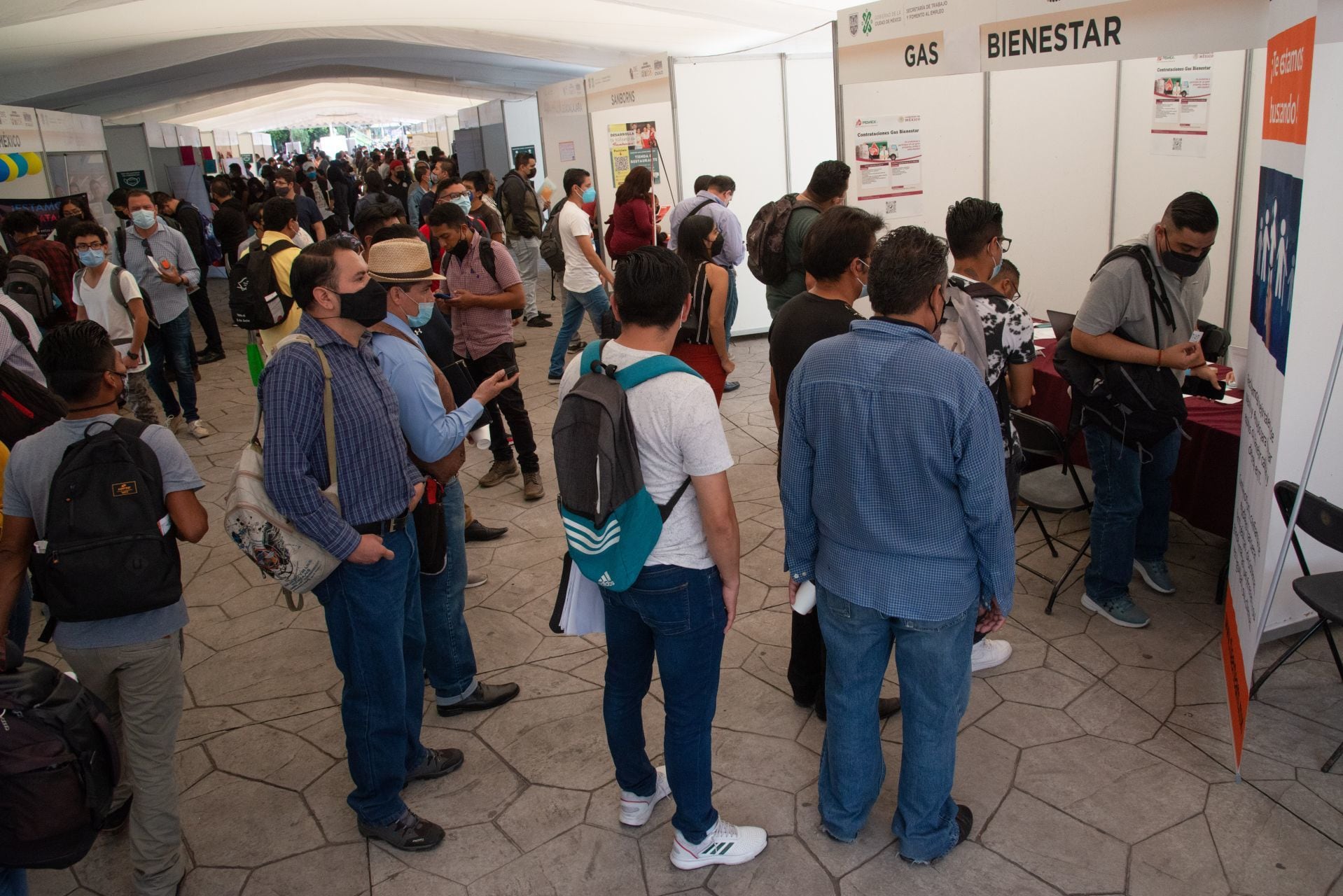 Personas buscan una oportunidad de trabajo
