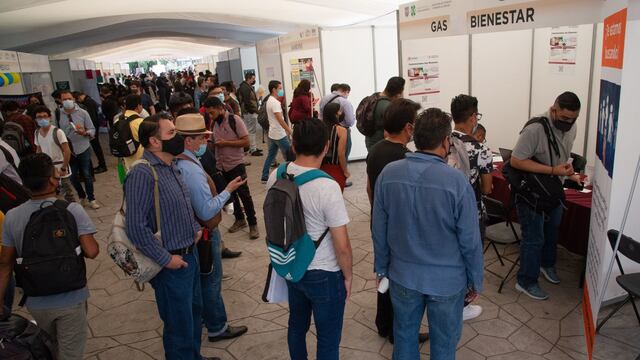 Personas buscan una oportunidad de trabajo