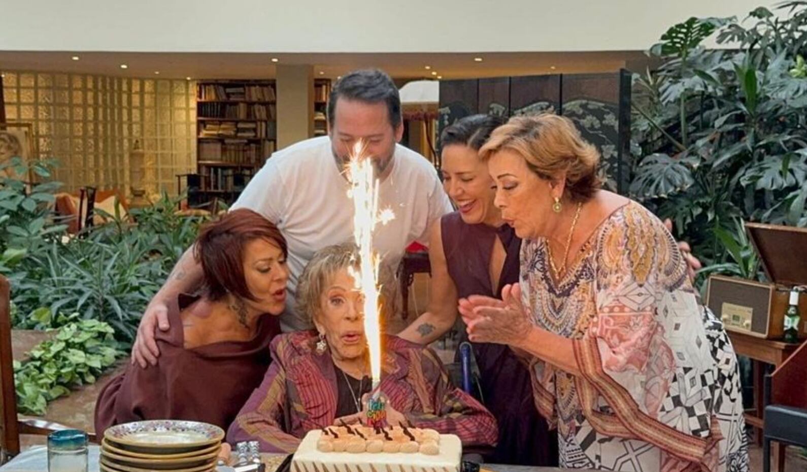 Silvia Pinal celebró el Día de las Madres con sus hijos