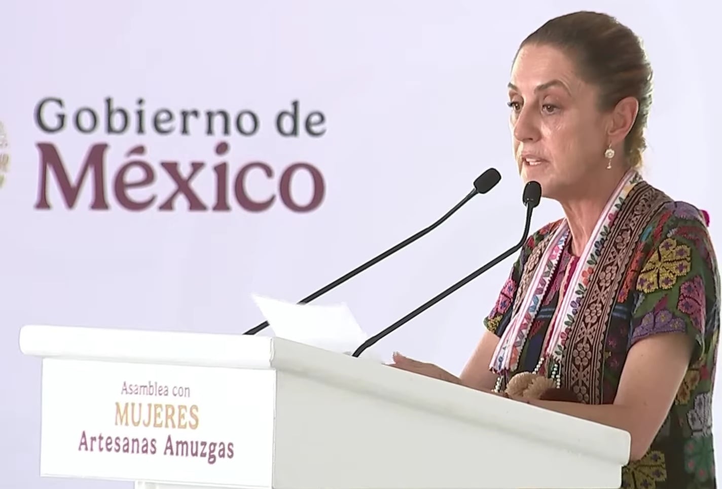 Claudia Sheinbaum respalda a mujeres artesanas en asamblea en Xochistlahuaca, Guerrero