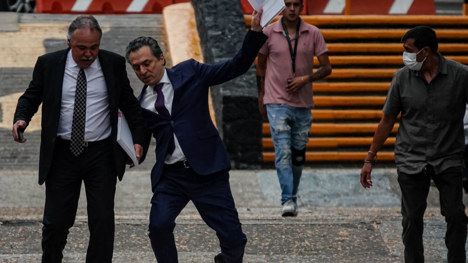 Emilio Lozoya reapareció en un Mercedes Benz, pero resbaló al salir de la audiencia por Agronitrogenados en el Reclusorio Norte